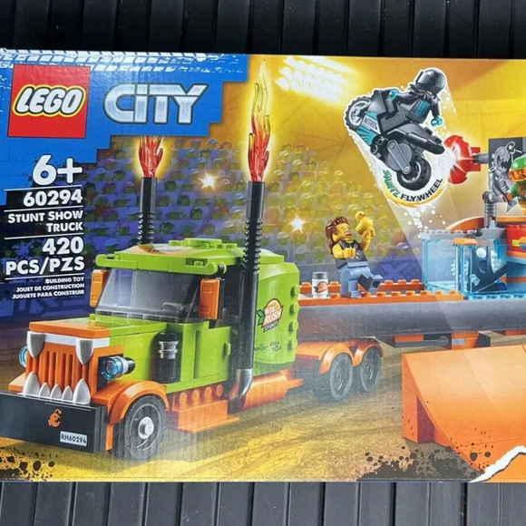 LEGO City Stunt Show Truck Complete Set 60294 - NEW Factory Sealed - Picture 1 of 3